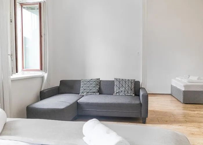 Apartment Attractive 2 Bedroom Near Akh Ideal For *