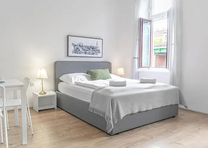 Apartment Attractive 2 Bedroom Near Akh Ideal For *