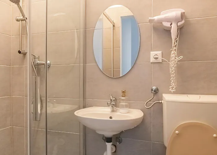 Apartment Attractive 2 Bedroom Near Akh Ideal For