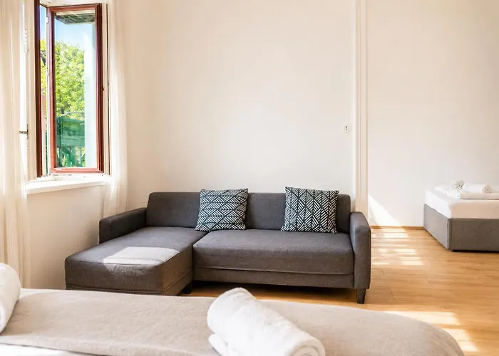 Attractive 2 Bedroom Near Akh Ideal For *