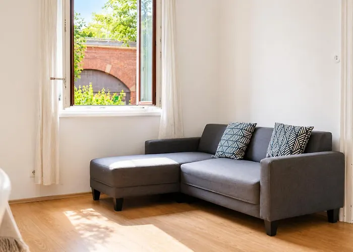 Attractive 2 Bedroom Near Akh Ideal For *