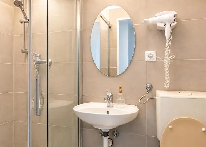 Attractive 2 Bedroom Near Akh Ideal For Apartment *